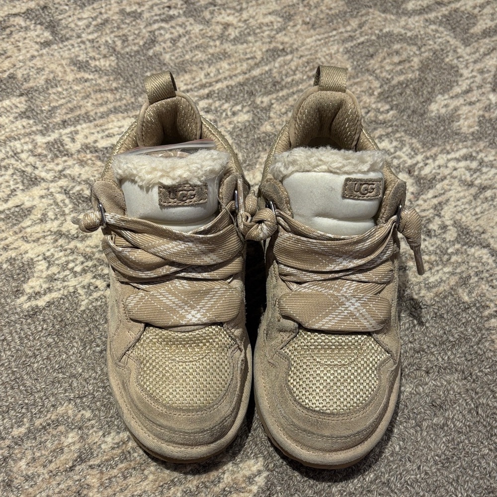 UGG Kids lowmel in sand - size 5